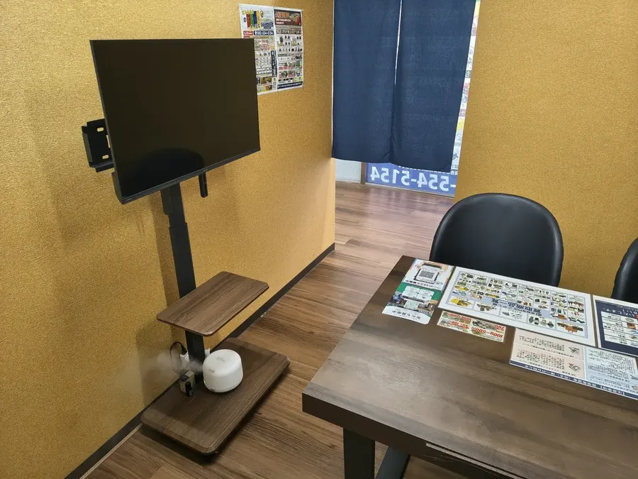 こやし屋 楽々園店の査定室。落ち着いて相談できる個室